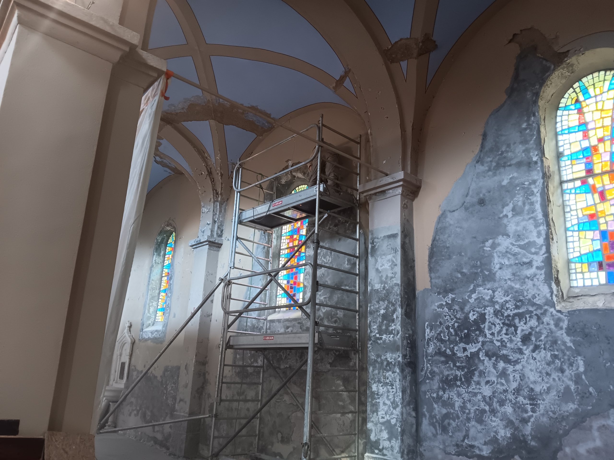 Piquage du salpêtre du mur intérieur
